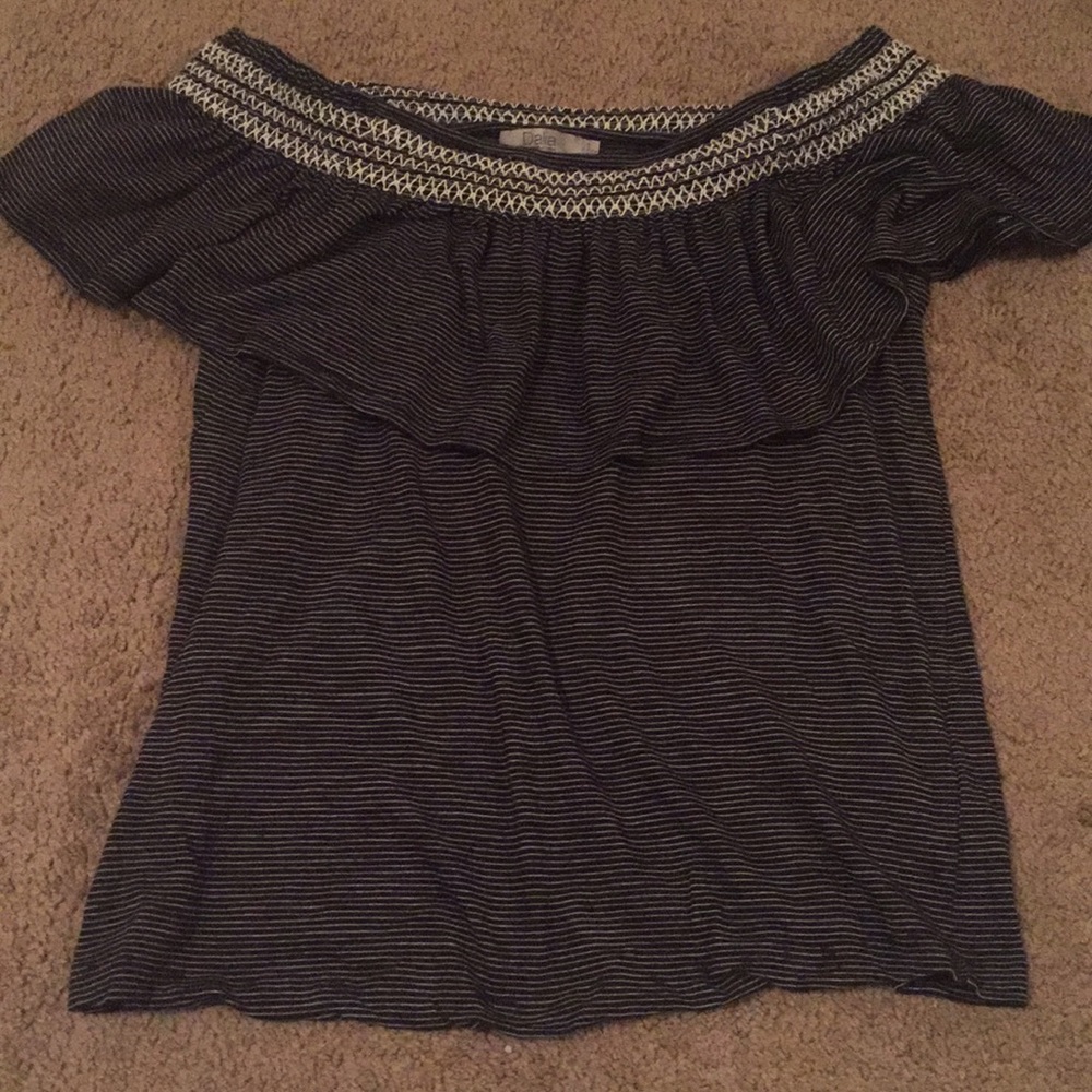 Off the shoulder shirt sleeved shirt